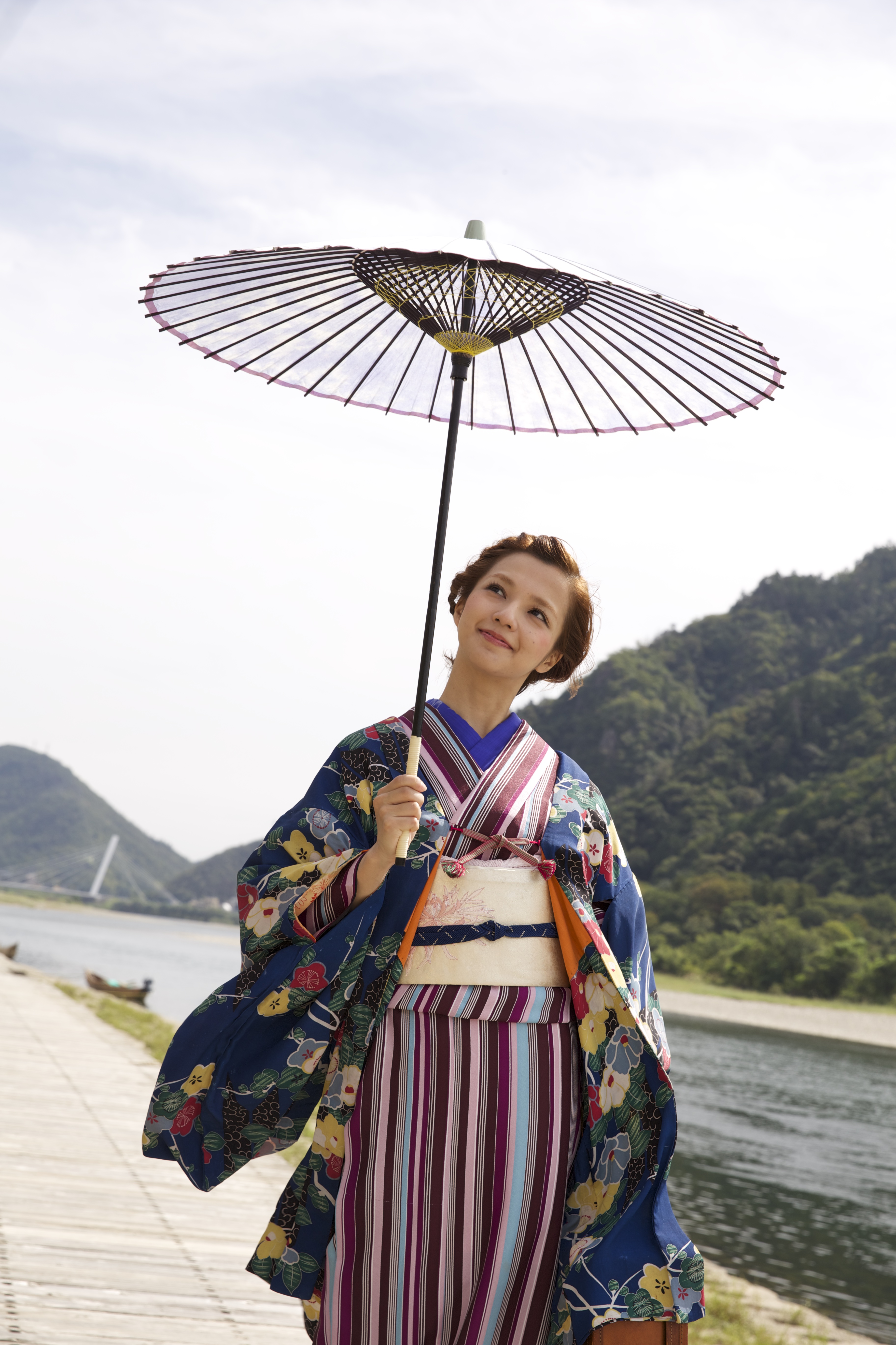 Paraguas japonés (wagasa) Gifu, kimono, niña