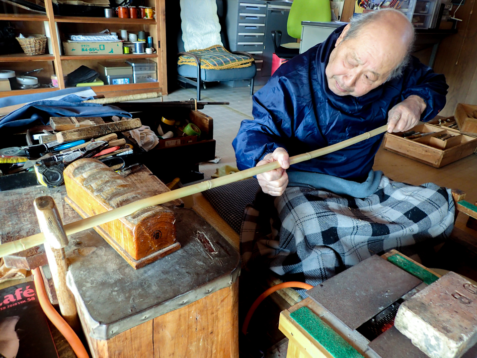 竹の釣り竿の線が、奔流から魚を引き抜く。83歳の職人が守る「郡上竿」の伝統 | 長良川STORY