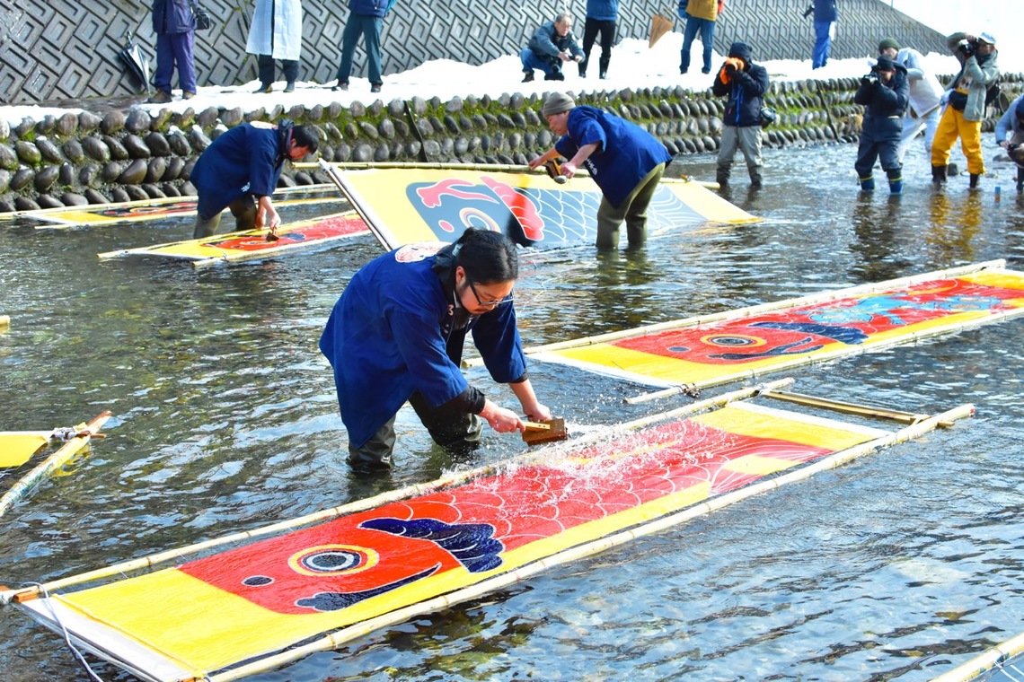 岐阜・郡上八幡｜冬の風物詩【寒ざらし】雪景色に色鮮やかな鯉のぼりが美しい！ | 長良川STORY