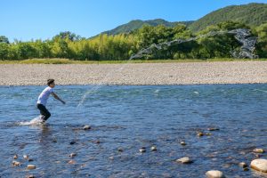 アユのシーズン中に漁をする平工さん